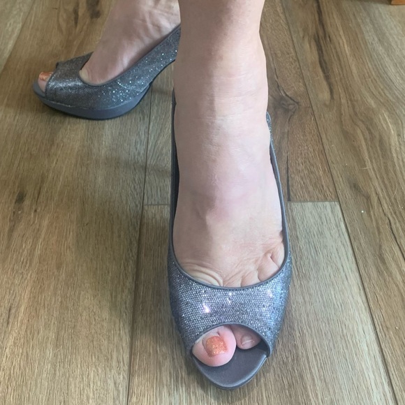 Touch of Nina silver glittery shoes, Sz 9 - Picture 2 of 5